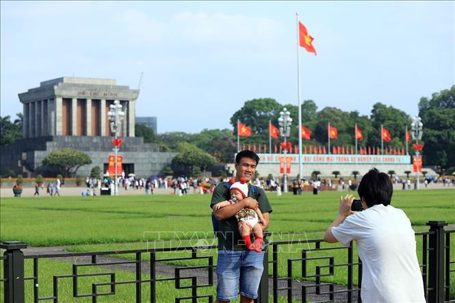 Những em nhỏ được bố mẹ đưa đến 