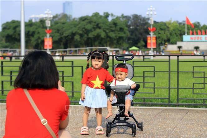 Những em nhỏ được bố mẹ đưa đến 