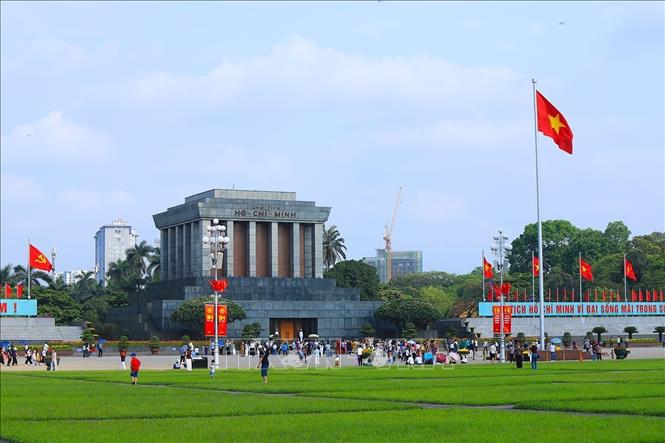 Lăng Chủ tịch Hồ Chí Minh là nơi thu hút đông đảo người dân đến tham quan. Ảnh: Tuấn Anh - TTXVN