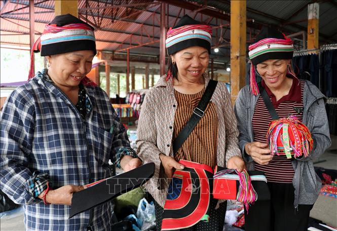 Nụ cười rạng rỡ, trang phục truyền thống rực sắc giữa phiên chợ vùng cao Minh Tân (Tuyên Quang). Ảnh: Đức Thọ - TTXVN