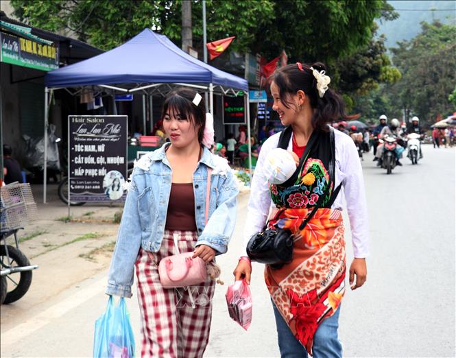 Bà con đến phiên chợ vùng cao Minh Tân (Tuyên Quang) mua sắm. Ảnh: Đức Thọ - TTXVN