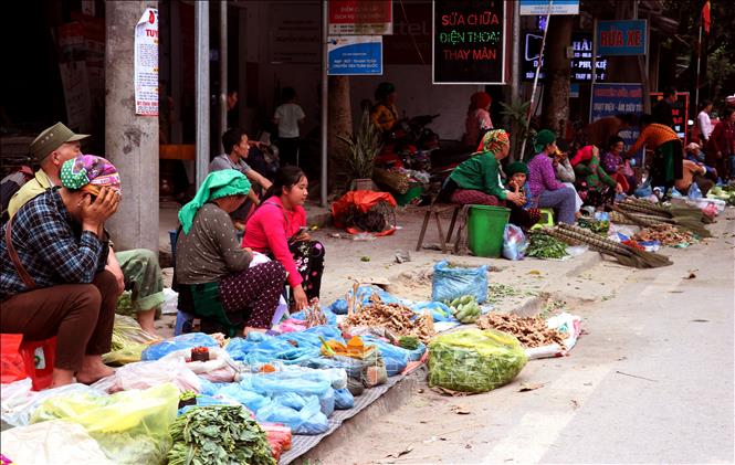Bà con bày bán những sản vật thôn bản lên phiên chợ vùng cao Minh Tân (Tuyên Quang). Ảnh: Đức Thọ - TTXVN