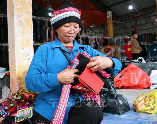 Nụ cười rạng rỡ, trang phục truyền thống rực sắc giữa phiên chợ vùng cao Minh Tân (Tuyên Quang). Ảnh: Đức Thọ - TTXVN