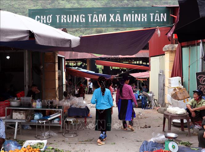 Bà con đến phiên chợ vùng cao Minh Tân (Tuyên Quang) mua sắm. Ảnh: Đức Thọ - TTXVN