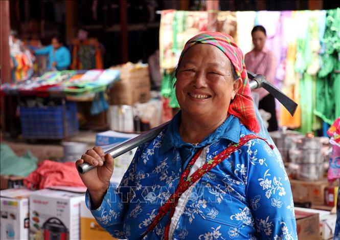 Nụ cười rạng rỡ, trang phục truyền thống rực sắc giữa phiên chợ vùng cao Minh Tân (Tuyên Quang). Ảnh: Đức Thọ - TTXVN