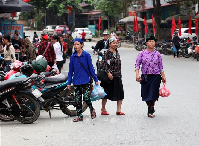 Bà con đến phiên chợ vùng cao Minh Tân (Tuyên Quang) mua sắm. Ảnh: Đức Thọ - TTXVN