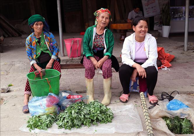 Nụ cười rạng rỡ, trang phục truyền thống rực sắc giữa phiên chợ vùng cao Minh Tân (Tuyên Quang). Ảnh: Đức Thọ - TTXVN