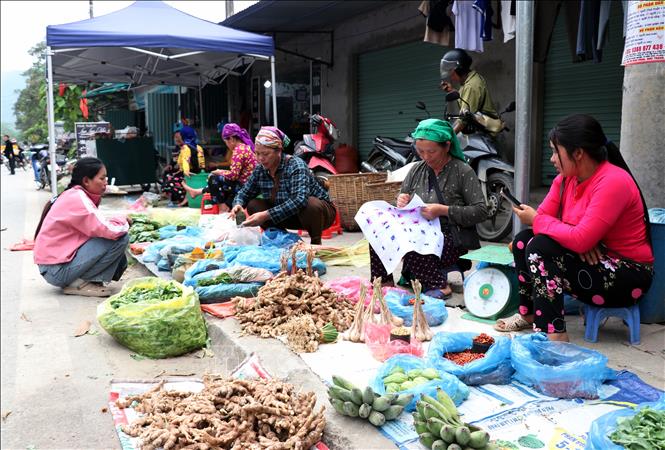 Bà con bày bán những sản vật thôn bản lên phiên chợ vùng cao Minh Tân (Tuyên Quang). Ảnh: Đức Thọ - TTXVN