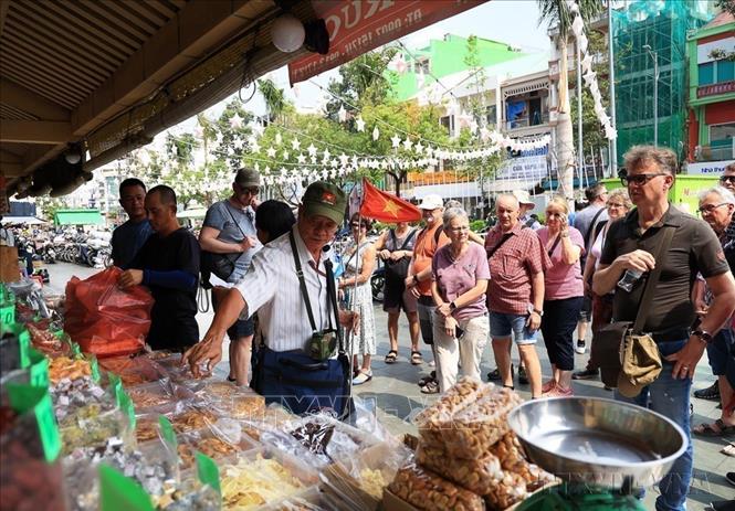 Foreign tourists visit the Binh Tay market in Ho Chi Minh City. VNA Photo