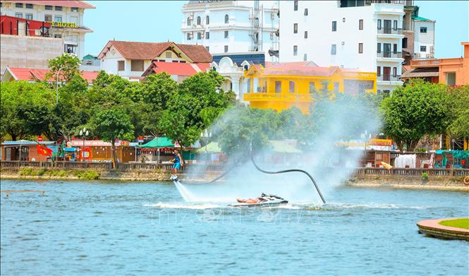Chương trình trình diễn flyboard quy tụ các vận động viên quốc tế hàng đầu mang đến các màn trình diễn thị giác ấn tượng, mới lạ, thu hút đông đảo du khách trong và ngoài nước. Ảnh: Thùy Dung - TTXVN