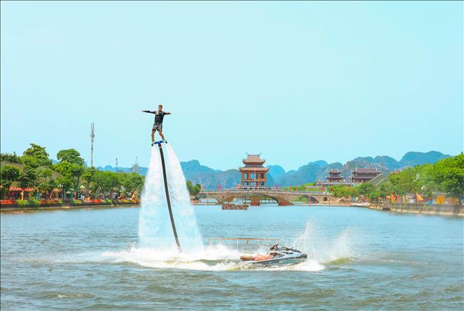 Chương trình trình diễn flyboard quy tụ các vận động viên quốc tế hàng đầu mang đến các màn trình diễn thị giác ấn tượng, mới lạ, thu hút đông đảo du khách trong và ngoài nước. Ảnh: Thùy Dung - TTXVN