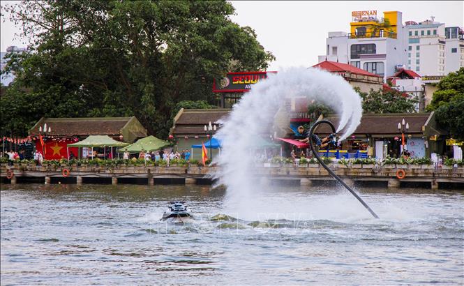 Chương trình trình diễn flyboard quy tụ các vận động viên quốc tế hàng đầu mang đến các màn trình diễn thị giác ấn tượng, mới lạ, thu hút đông đảo du khách trong và ngoài nước. Ảnh: Thùy Dung - TTXVN