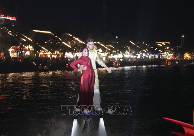 Điểm nhấn nổi bật nhất của chuỗi sự kiện năm nay là chương trình trình diễn flyboard trên mặt nước Hồ Kỳ Lân lần đầu tiên được tổ chức tại Ninh Bình. Ảnh: Thùy Dung - TTXVN