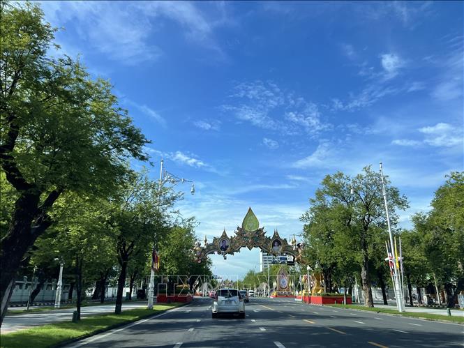 Hàng cây xanh mát trên một đường phố ở quận Dusit, thủ đô Bangkok. Ảnh: Đỗ Sinh – P/v TTXVN tại Thái Lan