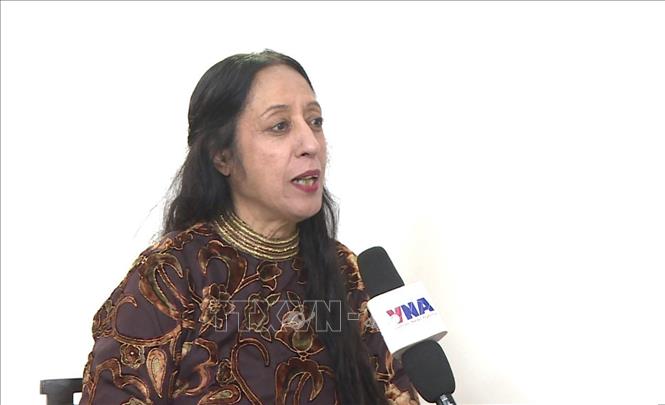 Phóng viên TTXVN tại New Delhi có cuộc trao đổi với Giáo sư Reena Marwah, giảng viên Đại học Delhi đồng thời là Tổng Thư ký Hiệp hội các học giả châu Á về những thành tựu nổi bật trong quan hệ song phương cũng như triển vọng hợp tác giữa hai nước trong giai đoạn tới. Ảnh: Ngọc Thúy - p/v TTXVN tại New Delhi