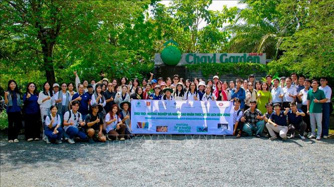 Khách tham quan vườn chanh đạt chuẩn GlobalGAP tại Khu du lịch sinh thái Chavi Garden, xã Thạnh Lợi, tỉnh Tây Ninh. Ảnh: TTXVN phát