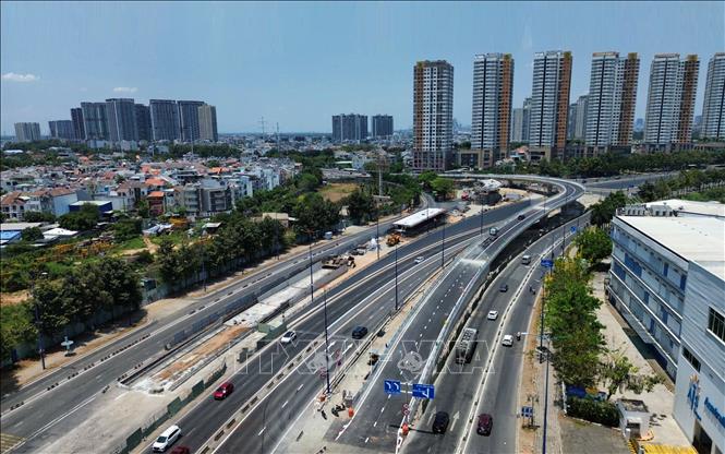 TP Hồ Chí Minh thông xe nhánh cầu N3, thuộc dự án xây dựng nút giao thông An Phú – một trong những công trình giao thông trọng điểm tại cửa ngõ phía Đông thành phố. Ảnh: Thanh Vũ - TTXVN
