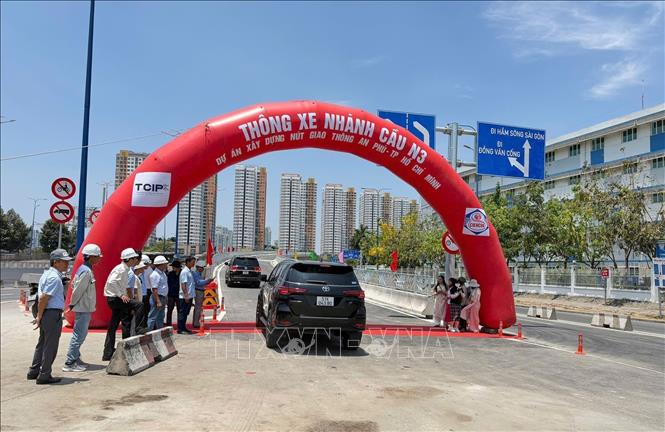 TP Hồ Chí Minh thông xe nhánh cầu N3, thuộc dự án xây dựng nút giao thông An Phú – một trong những công trình giao thông trọng điểm tại cửa ngõ phía Đông thành phố. Ảnh: Thanh Vũ - TTXVN
