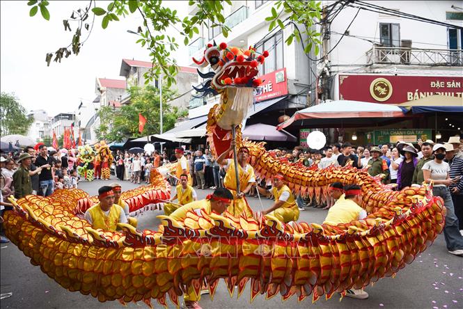 Múa Rồng tại lễ hội Đền Đô. Ảnh: Thanh Thương - TTXVN