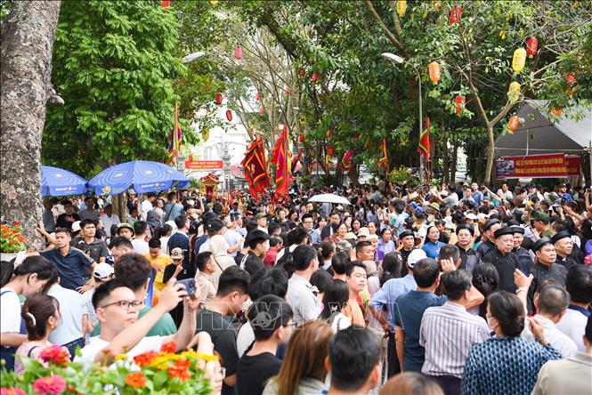 Đông đảo du khách tham dự hội Đền Đô. Ảnh: Thanh Thương - TTXVN 