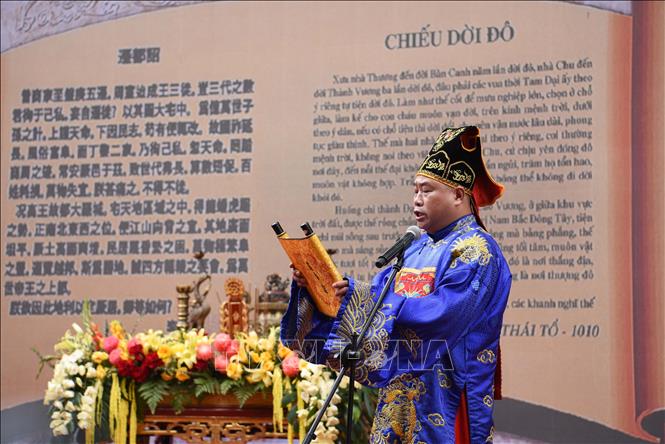 Lễ tuyên chiếu dời đô. Ảnh: Thanh Thương - TTXVN