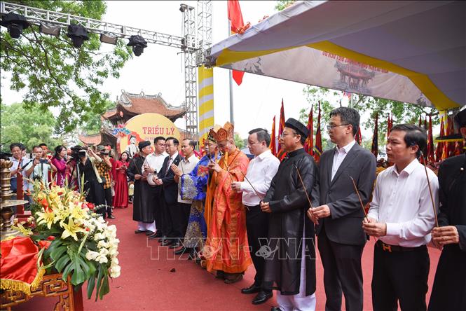 Các đại biểu dâng hương tại hội Đền Đô. Ảnh: Thanh Thương - TTXVN