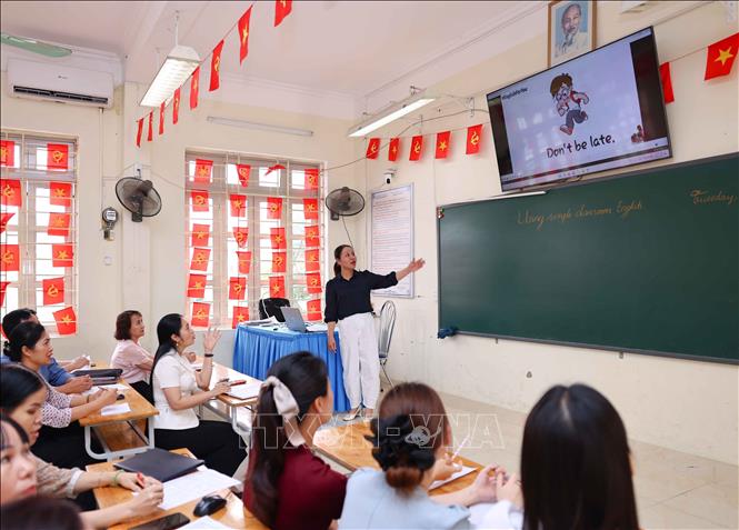 Vào tiết 5 (thứ 2, thứ 3 hằng tuần), giáo viên Tiếng Anh Trường THCS Lê Quý Đôn (phường Minh Xuân, tỉnh Tuyên Quang) tổ chức dạy tiếng Anh cho cán bộ, giáo viên, nhân viên nhà trường.  Ảnh: Thanh Tùng - TTXVN 