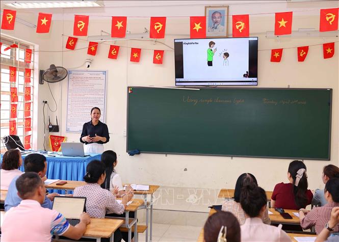 Vào tiết 5 (thứ 2, thứ 3 hằng tuần), giáo viên Tiếng Anh Trường THCS Lê Quý Đôn (phường Minh Xuân, tỉnh Tuyên Quang) tổ chức dạy tiếng Anh cho cán bộ, giáo viên, nhân viên nhà trường.  Ảnh: Thanh Tùng - TTXVN 