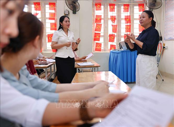 Cán bộ, giáo viên, nhân viên Trường THCS Lê Quý Đôn (phường Minh Xuân, tỉnh Tuyên Quang) cùng học, nâng cao chất trình độ tiếng Anh. Ảnh: Thanh Tùng - TTXVN