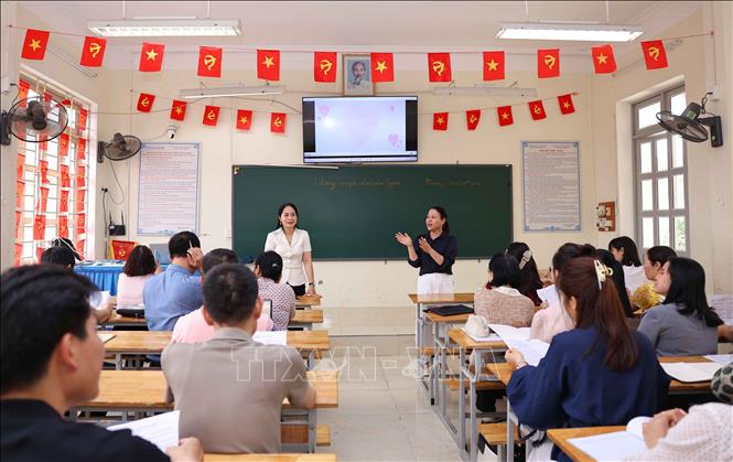 Việc tự học, nâng cao trình độ tiếng Anh của cán bộ, giáo viên, nhân viên Trường THCS Lê Quý Đôn (phường Minh Xuân, tỉnh Tuyên Quang) góp phần lan tỏa phong trào học tiếng Anh trong mỗi nhà trường. Ảnh: Thanh Tùng - TTXVN