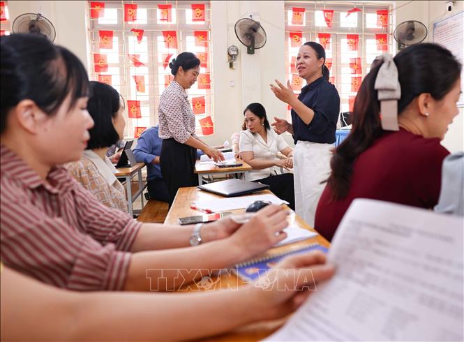 Phong trào học tiếng Anh trong cán bộ, giáo viên, nhân viên Trường THCS Lê Quý Đôn (phường Minh Xuân, tỉnh Tuyên Quang) đã được nhân rộng ra nhiều cơ sở giáo dục khác trên địa bàn tỉnh. Ảnh: Thanh Tùng - TTXVN