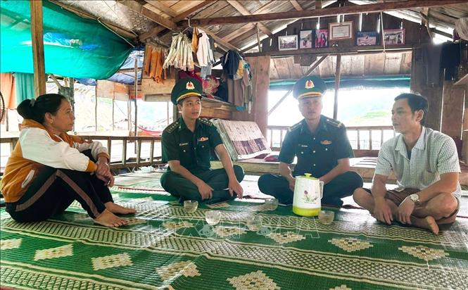 Cán bộ, chiến sĩ Đồn Biên phòng Thông Thụ trực tiếp xuống từng bè cá, gặp gỡ từng hộ dân để vận động, nhắc nhở người dân nâng cao ý thức, thực hiện nghiêm việc đảm bảo an toàn giao thông trên lòng hồ. Ảnh: TTXVN phát 