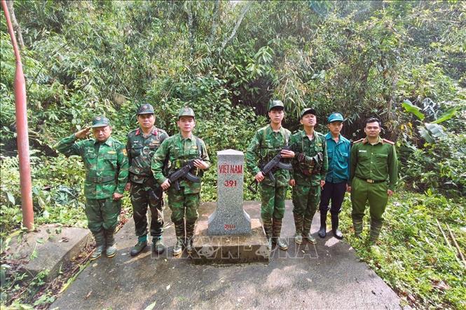 Tổ công tác của Đồn Biên phòng Mỹ Lý kiểm tra, kiểm soát tại khu vực Mốc biên giới giáp Lào. Ảnh: TTXVN phát