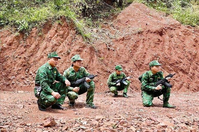 Tổ công tác Đồn Biên phòng Mỹ Lý thực hiện nhiệm vụ tuần tra, kiểm sát khu vực biên giới trên địa bàn đơn vị quản lý. Ảnh: TTXVN phát 