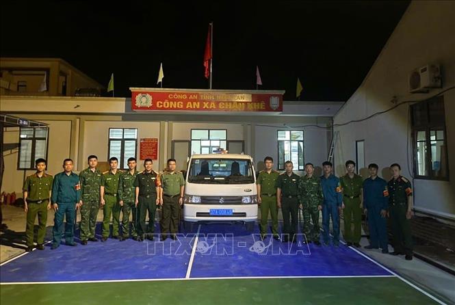 Lực lượng biên phòng Đồn Biên phòng Châu Khê phối hợp với Công an xã, Ban Chỉ huy quân sự xã tổ chức tuần tra lưu động trong đêm dịp nghỉ lễ. Mỗi đêm duy trì từ 2 đến 3 tổ tuần tra, bám sát các tuyến đường trọng điểm và khu vực giáp ranh, các địa bàn có nguy cơ mất an ninh trật tự. Ảnh: TTXVN phát