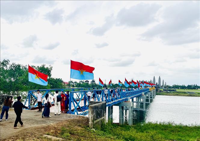 Dịp lễ 30/4 - 1/5/2026 đông đảo người dân, du khách tham quan Khu di tích Quốc gia đặc biệt Đôi bờ Hiền Lương - Bến Hải. Ảnh: Nguyên Linh-TTXVN