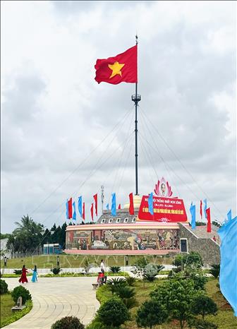 Các di tích lịch sử tại Quảng Trị như Thành cổ Quảng Trị, khu vực đôi bờ Hiền Lương – Bến Hải, Bến phà Gianh và khu mộ Đại tướng Võ Nguyên Giáp… đã thu hút đông đảo du khách trong và ngoài nước đến dâng hương, tri ân và tìm hiểu lịch sử. Ảnh: Nguyên Linh – TTXVN