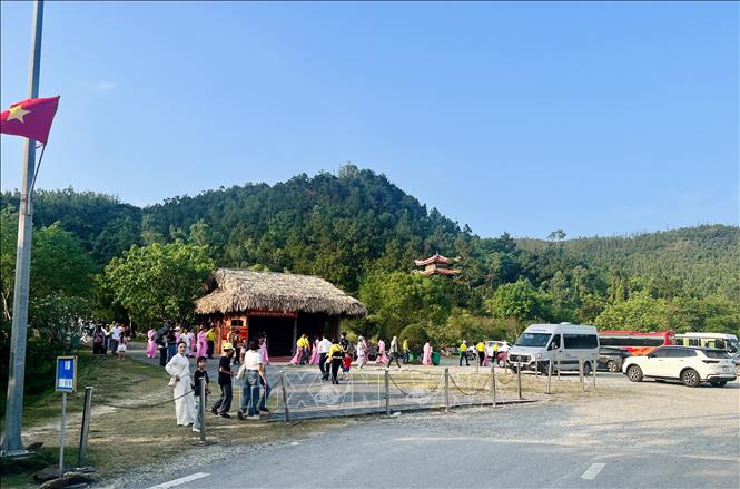 Đông đảo người dân, du khách đến viếng, dâng hương mộ Đại tướng Võ Nguyên Giáp. Ảnh: Nguyên Linh – TTXVN