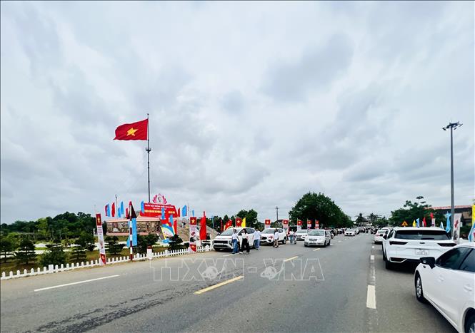 Dịp lễ 30/4 - 1/5/2026 đông đảo người dân, du khách tham quan Khu di tích Quốc gia đặc biệt Đôi bờ Hiền Lương - Bến Hải. Ảnh: Nguyên Linh-TTXVN