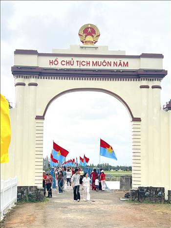 Dịp lễ 30/4 - 1/5/2026 đông đảo người dân, du khách tham quan Khu di tích Quốc gia đặc biệt Đôi bờ Hiền Lương - Bến Hải. Ảnh: Nguyên Linh-TTXVN