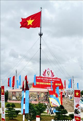 Các di tích lịch sử tại Quảng Trị như Thành cổ Quảng Trị, khu vực đôi bờ Hiền Lương – Bến Hải, Bến phà Gianh và khu mộ Đại tướng Võ Nguyên Giáp… đã thu hút đông đảo du khách trong và ngoài nước đến dâng hương, tri ân và tìm hiểu lịch sử. Ảnh: Nguyên Linh – TTXVN