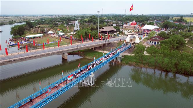 Dịp lễ 30/4 - 1/5/2026 đông đảo người dân, du khách tham quan Khu di tích Quốc gia đặc biệt Đôi bờ Hiền Lương - Bến Hải. Ảnh: Nguyên Linh-TTXVN