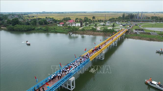 Dịp lễ 30/4 - 1/5/2026 đông đảo người dân, du khách tham quan Khu di tích Quốc gia đặc biệt Đôi bờ Hiền Lương - Bến Hải. Ảnh: Nguyên Linh-TTXVN