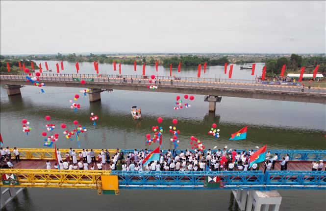 Dịp lễ 30/4 - 1/5/2026 đông đảo người dân, du khách tham quan Khu di tích Quốc gia đặc biệt Đôi bờ Hiền Lương - Bến Hải. Ảnh: Nguyên Linh-TTXVN