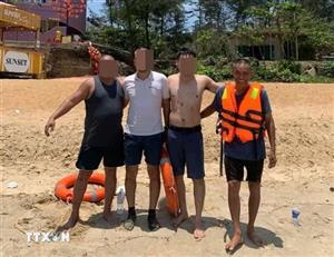 Nỗ lực giành giật sự sống cho 4 du khách bị sóng cuốn tại biển Cửa Tùng