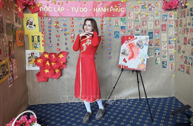 Bạn bè quốc tế thích thú với góc Việt Nam. Ảnh: TTXVN phát