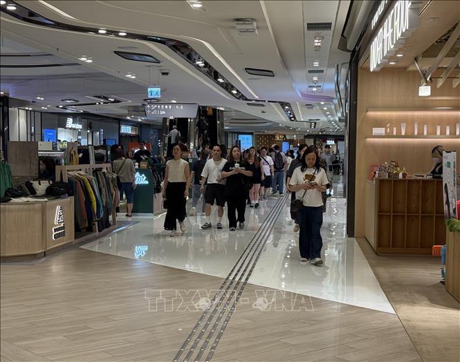 Du khách và người dân tham quan mua sắm tại trung tâm thương mại ở Hong Kong. Ảnh: Mạc Luyện - PV TTXVN tại Hong Kong
