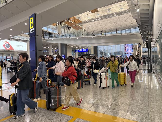 Du khách nước ngoài tại sân bay Hong Kong. Ảnh: Mạc Luyện - PV TTXVN tại Hong Kong