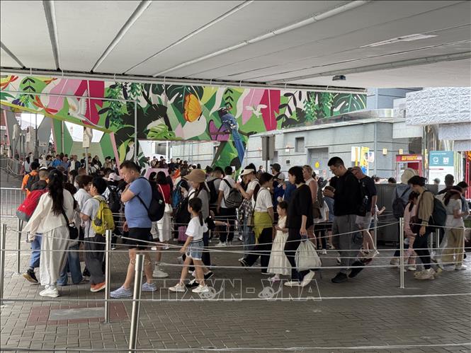 Du khách xếp hàng chờ mua vé tham quan núi Thái Bình ở Hong Kong. Ảnh: Mạc Luyện - PV TTXVN tại Hong Kong