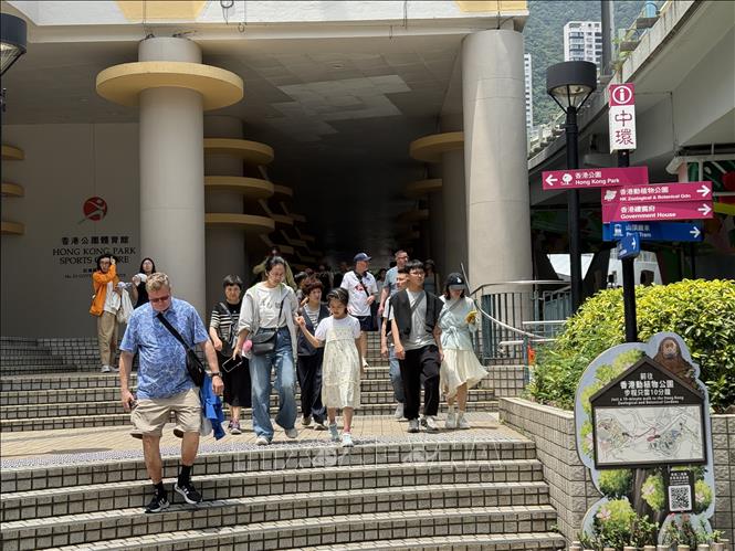 Du khách tham quan Hong Kong trong kỳ nghỉ Lễ quốc tế lao động. Ảnh: Mạc Luyện - PV TTXVN tại Hong Kong